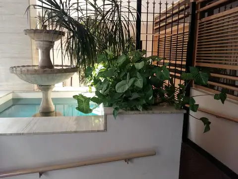 ALQUILER SEMIPISO FRENTE C/ BALCÓN 4 AMBIENTES COCHERA 1 AUTO GRANDE 