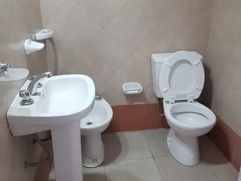 DEPARTAMENTO DOS AMBIENTES CON PATIO EN PLANTA BAJA