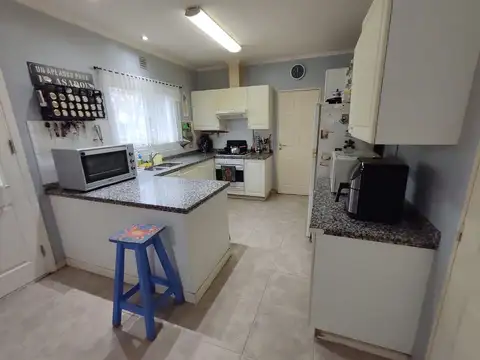 Casa 5 ambientes con 2 baños