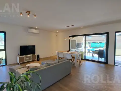 Casa en Alquiler con 3 cocheras