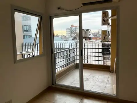 Alquiler dos ambientes super luminoso con balcón 