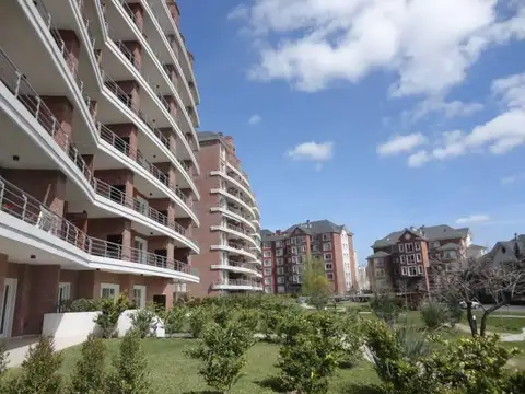 Alquiler Anual / Venta    3 Dormitorios con jardín al rio en Nordelta