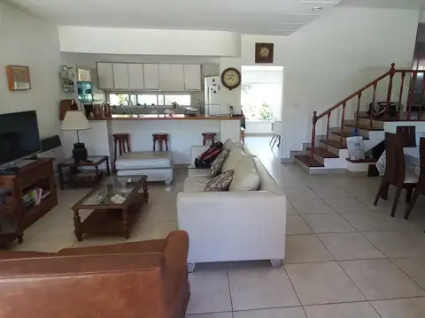 Casa 5 ambientes con 2 baños