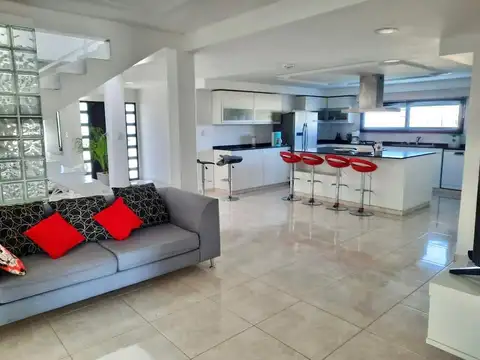 Casa en Alquiler con 4 cocheras