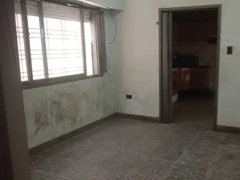 Galpón con Vivienda en dos plantas con cochera 