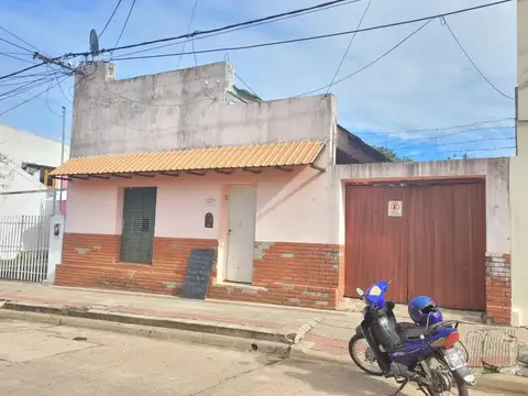 Casa a refaccionar con buen frente y fondo, todos los servic