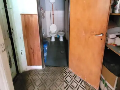 Casa a refaccionar con buen frente y fondo, todos los servic