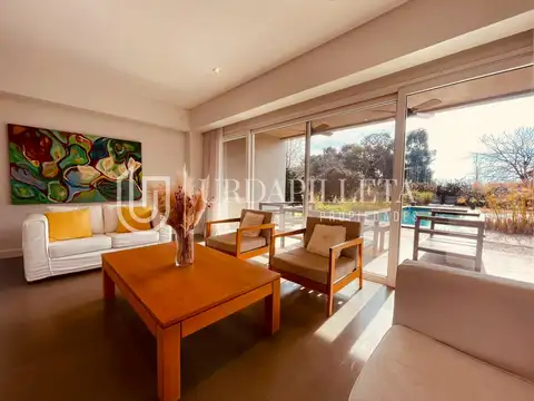 Casa en Alquiler con 3 cocheras