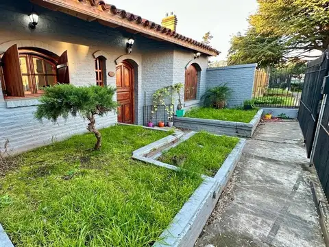 CASA 5 AMB VENTA QUILMES OESTE COCHERA Y PILETA