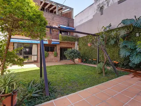 Hermosa Casa Fondo / Cochera / 5 ambientes. venta