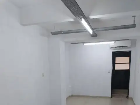 LOCAL Av Avellaneda 174 1 baño patio luz y gas