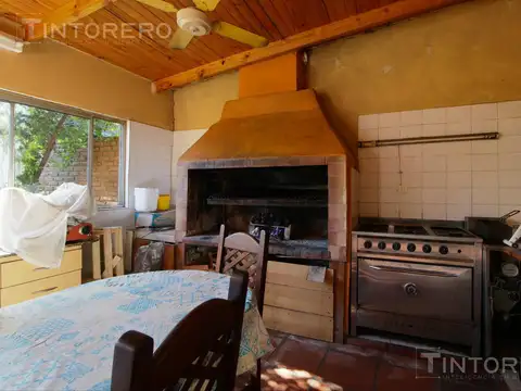 VENTA CASA 3 AMBIENTES CON PARQUE, QUINCHO Y COCHERA EN MERLO