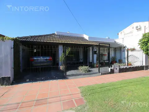 VENTA CASA 3 AMBIENTES CON PARQUE, QUINCHO Y COCHERA EN MERLO