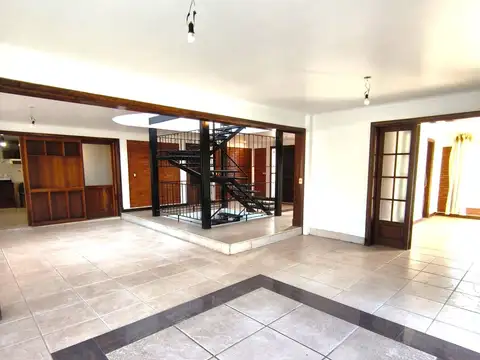 Casa en Venta con 4 cocheras