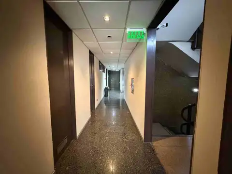 VENTA OFICINA IMPECABLE ESTADO COCHERA MICROCENTRO