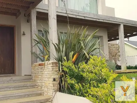 Casa 8 ambientes con 6 baños