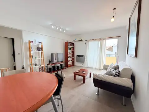 AV Cazon 100, Piso 1