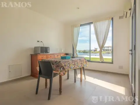 Casa en Alquiler con 3 cocheras
