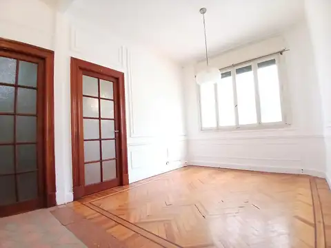 EXCELENTE DEPTO. DE ESTILO-PISOS Y ABERTURAS ORIGINALES