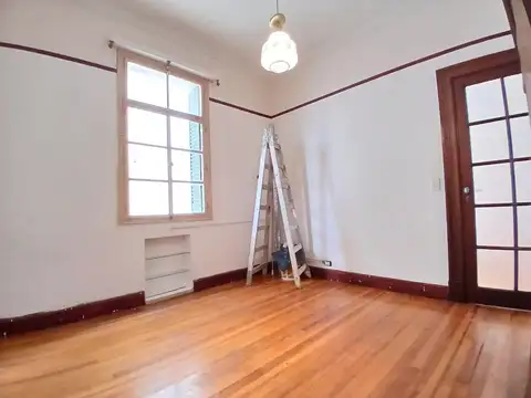 EXCELENTE DEPTO. DE ESTILO-PISOS Y ABERTURAS ORIGINALES