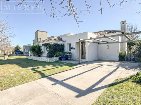 Casa 5 ambientes con 2 baños