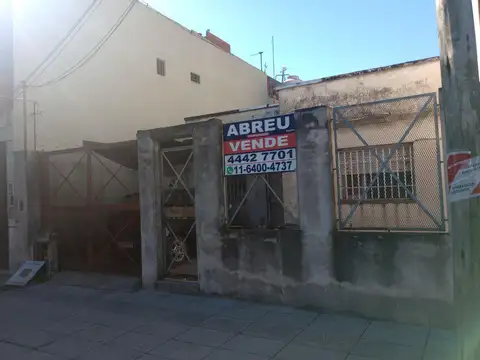   Venta de 2 Casas sobre lote (8,66 x 25,98) "Zona Polo Textil" sobre calle Giribone y Rava.
