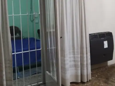 Departamento tipo casa, de 3 Amb. con dos patios y terraza