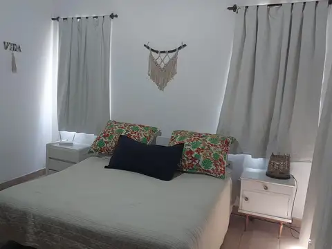 Casa en Alquiler con 3 cocheras