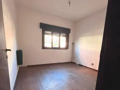 Chalet en alquiler para uso profesional o comercial. Entre Rios y Castelli. 3 dormitorios. Garage