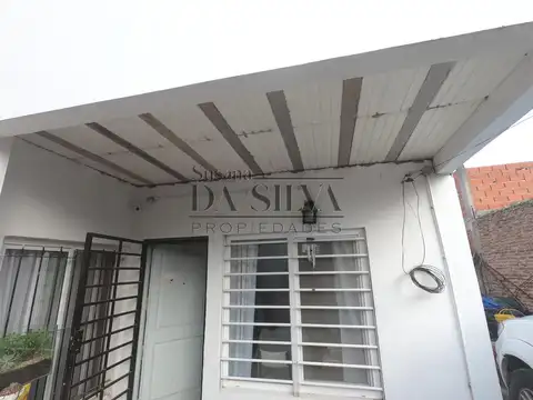 Casa con Local cerca de Au Pte Perón. Bo San Luis, M. Acosta
