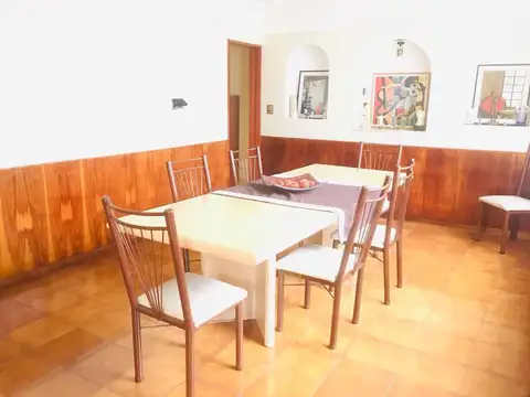 Hermoso y amplio chalet con piscina en venta en Castelar Norte