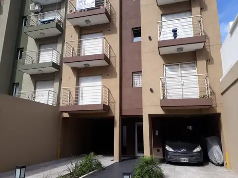 Hermoso departamento de 2 ambientes c/ cochera cubierta con acceso independiente