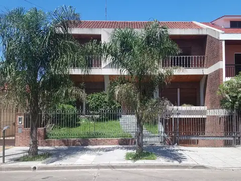 Excelente casa, cochera varios autos, fondo libre, a 2 cuadras estación Villa Bosch