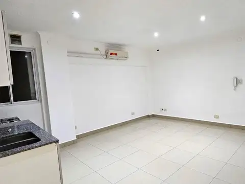 DEPARTAMENTO 2 AMBIENTES APTO CRÉDITO SOBRE AVENIDA