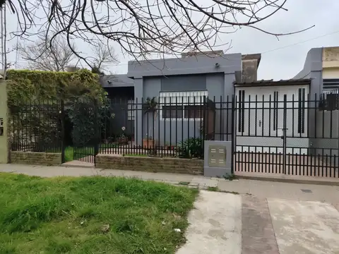 VENTA DE CASA CON COCHERA Y JARDIN
