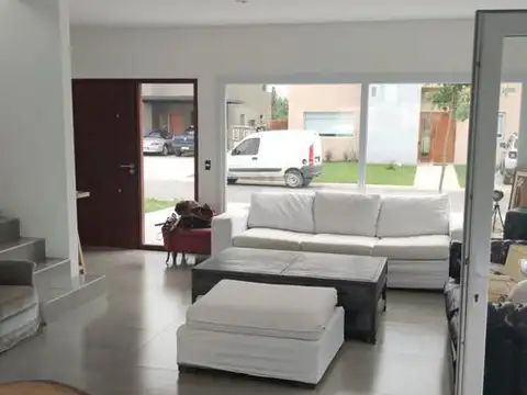 Casa 5 ambientes con 2 baños