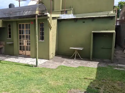 CASA 3 DORMITORIOS  CON JARDÍN - A RECICLAR