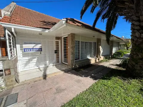 VENTA DE CHALET 4 AMBIENTES CON PATIO Y GARAGE, PARQUE LURO