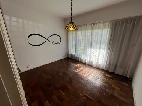 VENTA DE CHALET 4 AMBIENTES CON PATIO Y GARAGE, PARQUE LURO
