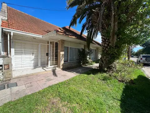 VENTA DE CHALET 4 AMBIENTES CON PATIO Y GARAGE, PARQUE LURO