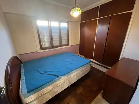 VENTA DE CHALET 4 AMBIENTES CON PATIO Y GARAGE, PARQUE LURO