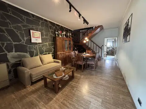 Venta de IMPECABLE Casa 5 Ambientes, Caseros