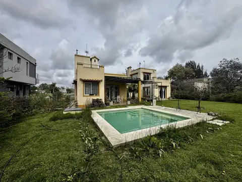 Casa 6 ambientes con 2 baños