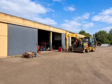Impresionante inmueble sobre manzana completa para uso comercial