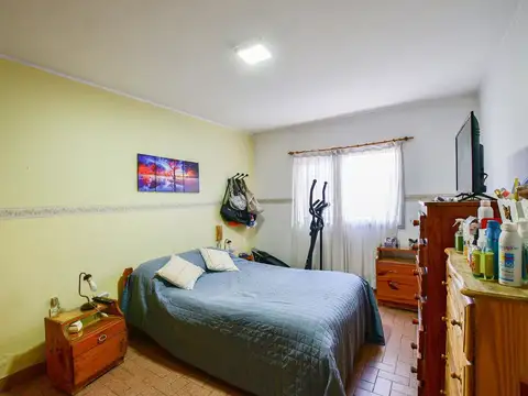 CASA VENTA LA PLATA 4 DORMITORIOS COCHERA JARDIN