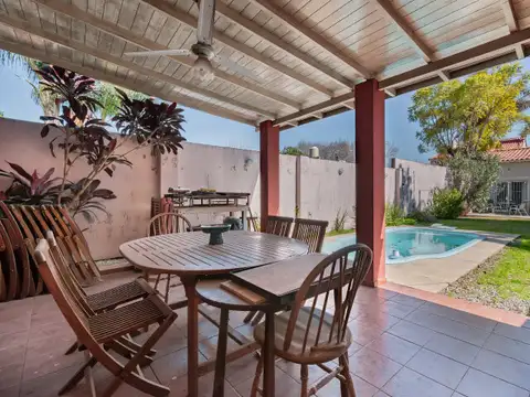Casa 4 ambientes con 2 baños