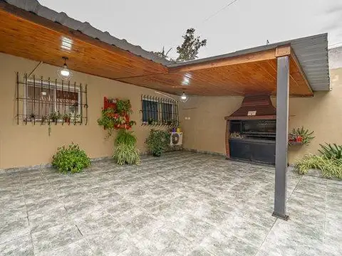 VENTA CASA 3/4 AMBIENTES EN ITUZAINGO CON PATIO , PARRILLA y 2 COCHERAS