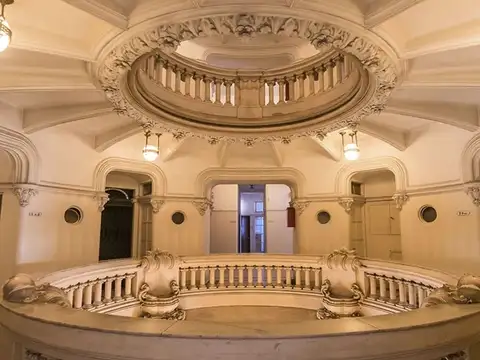 Oficina en venta en el prestigioso Palacio Barolo en Monserrat.