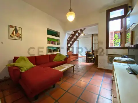 Casa de pasillo único en PH (A Reciclar) de 2 Dormitorios en Centro, Rosario