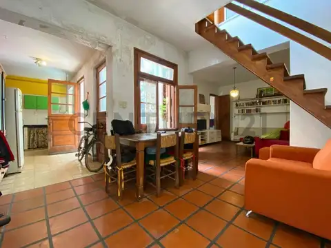 Casa de pasillo único en PH (A Reciclar) de 2 Dormitorios en Centro, Rosario